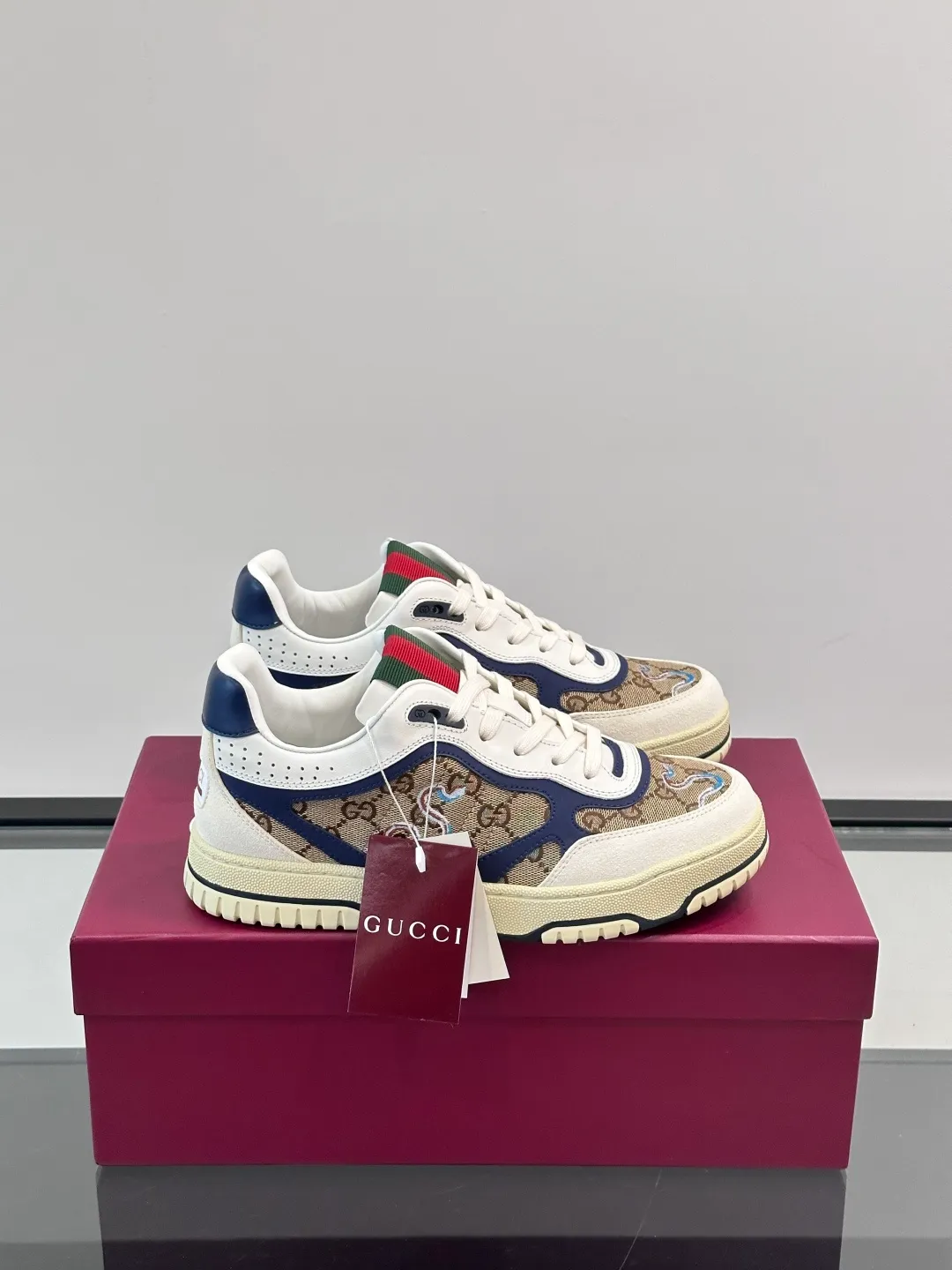 Men's Shoes 💰500 [New Style] 🦨🦨Gucci 𝐆𝐮𝐜𝐜𝐢 𝐑𝐞-𝐖𝐞𝐛 As a sneaker created by Sabato De Sarno for Gucci, the Re-Web series reinterprets the brand's classic stripes, with bold and unique details to set off a modern silhouette design. These shoes are crafted from white leather. This new sneaker is ingeniously decorated with many of the brand's classic details, and is equipped with a bright red and green webbing tongue, which will make people fall in love at first sight. White leather has been specially treated to be soft and shiny, with an embossed grained texture. Script Gucci logo and Interlocking G web label with Interlocking G and script Gucci logo. Rubber outsole with Interlocking G detail eyelets. Web tongue. Size: Female 35-40 (Female 41, 42 customized). Male 38-44 (45, 46 customized)